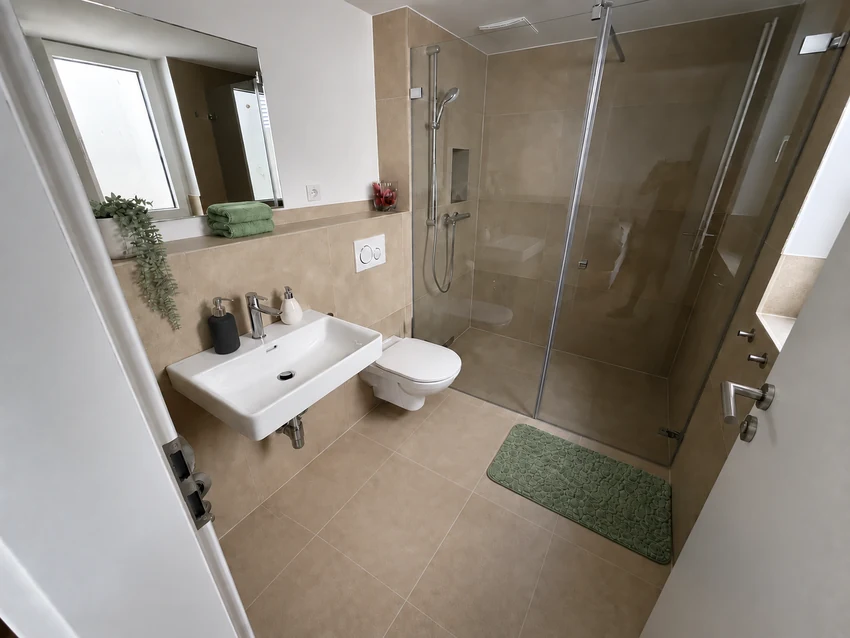 Ensuite-Bad mit Dusche und WC im Souterrain