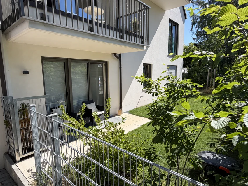 Kleine Südterrasse mit Sitzplatz und Garten