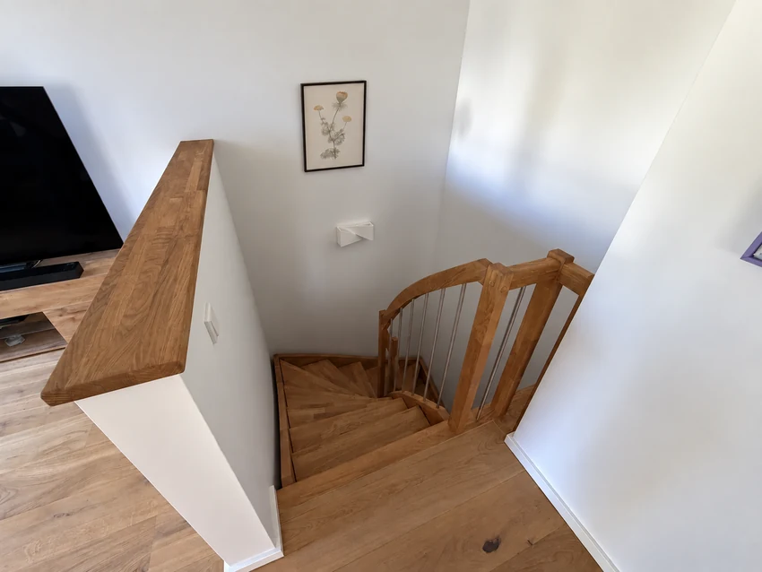 Interne Holztreppe mit gerahmtem Blumenbild